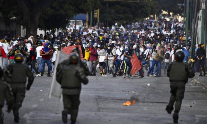 suman-26-muertos-por-protestas-contra-maduro-en-venezuela